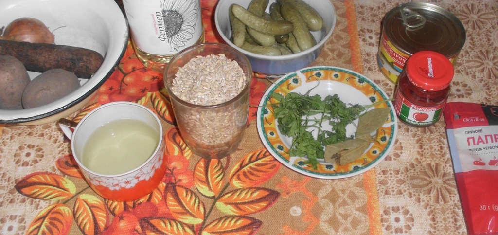 Продукты для приготовления супа с килькой в томате, маринованными огурцами и перловкой. Фото автора канала Житейская проза