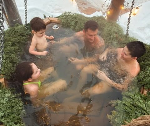    Павел Прилучный со всеми детьми в банеСоцсети Зепюр Брутян