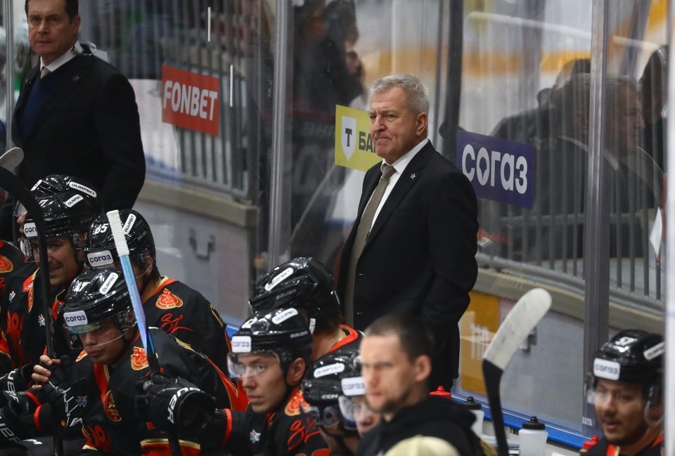    Игроки «Адмирала» вышли на лед в форме очередной «Азиатской серии». Фото: ХК «Адмирал»