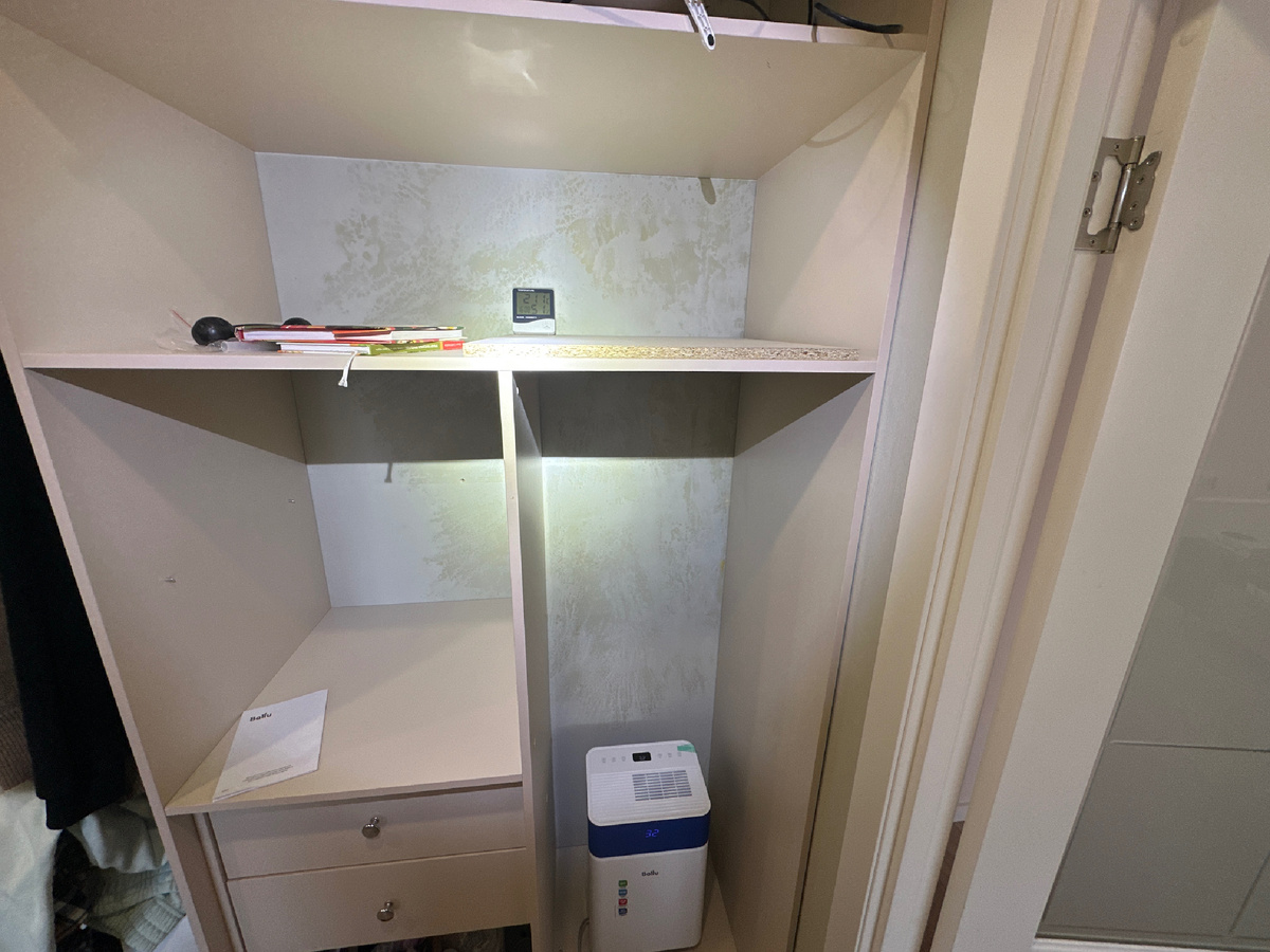 Хорошо, что шкаф еще не забит до отказа, поскольку мы бы вообще могли не увидеть этого