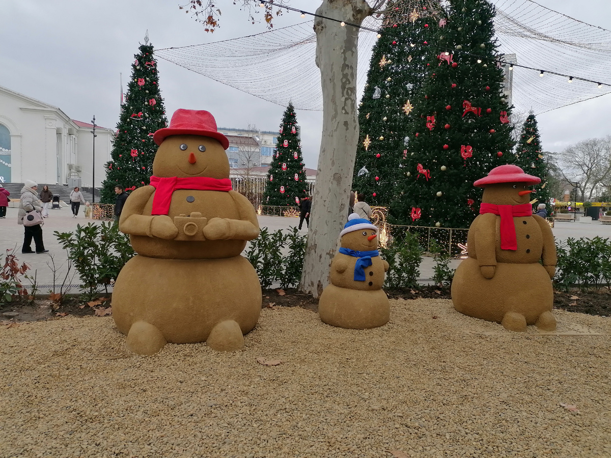Фото автора. Анапские снеговики из песка, какая зима, такие и снеговики. 