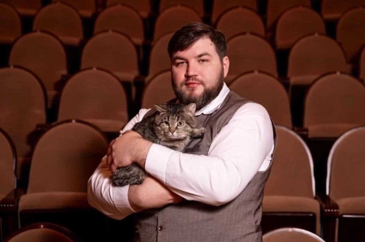    Яков Толкацкий, солист ансамбля песни «КрасА», с гордостью рассказал о своем любимце по имени Симба