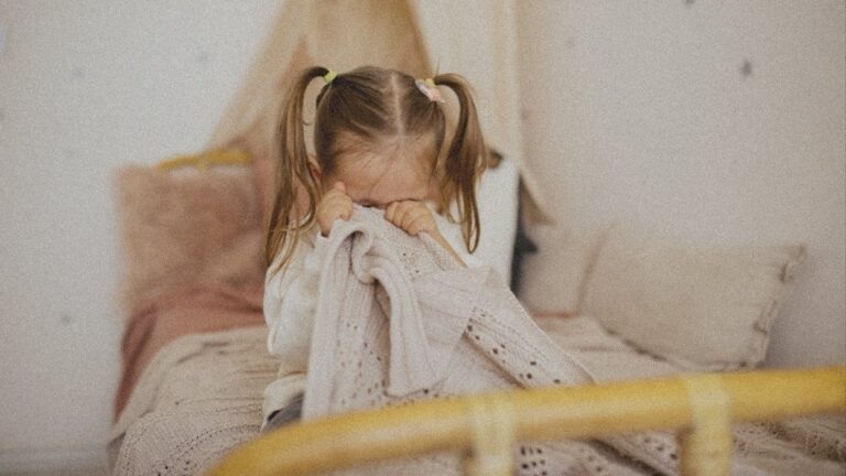    Иллюстрация к материалу: Почему ребёнок капризничает перед сном и как ему помочь уснуть