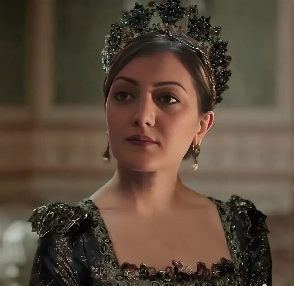 Бейхан, с ее глазами цвета темного меда и волосами, что струились, как черное шелковое полотно, была известна своей кротостью и умом. 