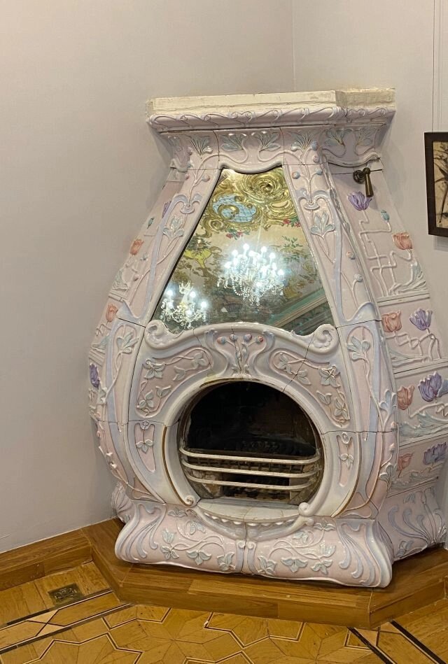    Старинная изразцовая печь в особняке Ефремовых. Фото: Чувашский государственный художественный музей