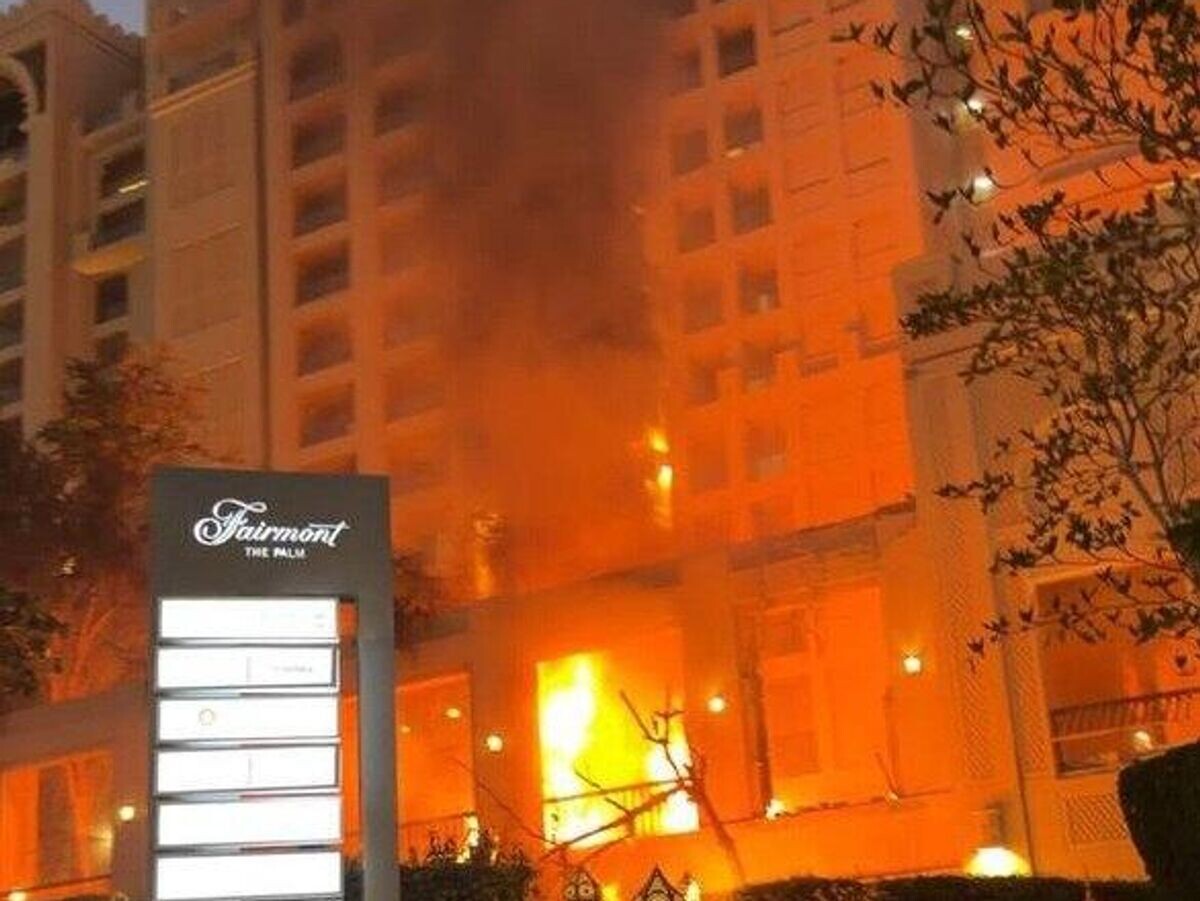    Последствия падения обломков ракета на жилой район в Дубае | © РИА Новости