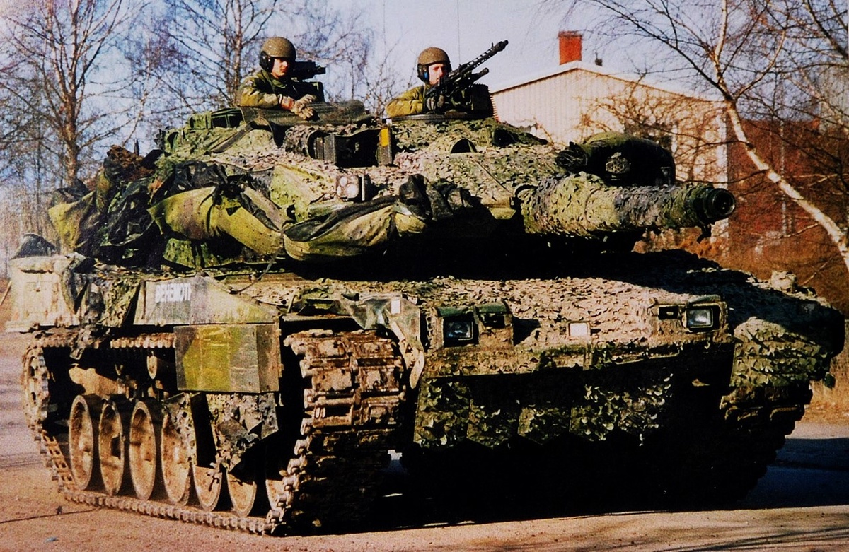 Шведский STRV 122 после активной войсковой эксплуатации. На машине отсутствуют часть секций бортовых экранов. Можно также обратить внимание на сильный износ гусеничных траков.