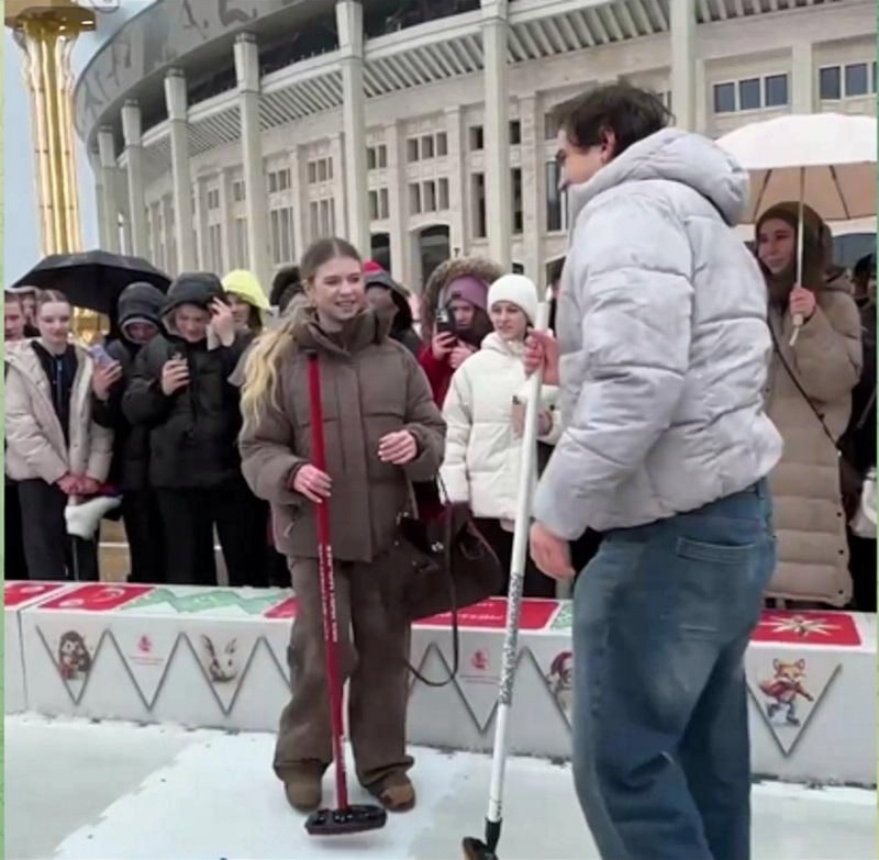     Александра и Макар Игнатовы. «Лужники». Кёрлинг. Скриншот с видео Фотография взята из открытых источников.