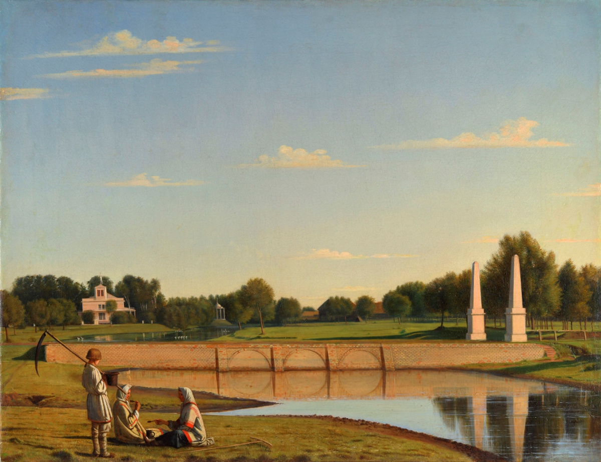 Вид на плотину. Не позднее 1847 год

В картине "Вид на плотину" запечатлено имение Спасское Тамбовской губернии, принадлежавшее дворянам Лепехиным. Подтверждением этого являются и одежды отдыхающих крестьянок, характерные для южнорусских губерний: навершник – накидка (типа туники) поверх ситцевого темного платья, шерстяной желтик – короткое верхнее женское платье с короткими же рукавами, разрезом спереди и красными полосами, крашенный ольховой корой.