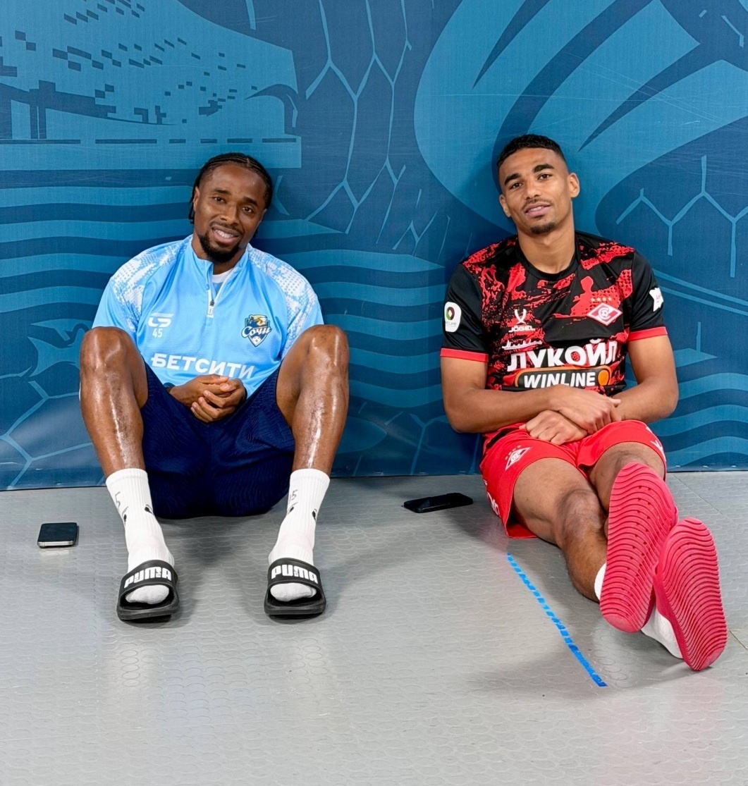    Футболисты Франсуа Камано и Александер Джику в ожидании решения о начале матча «Сочи» — «Спартак».ФК «Сочи»