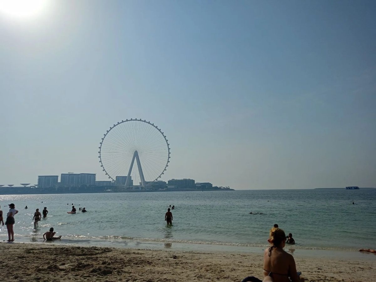     Местные жители в Дубае ходят на пляж, сообщил читатель