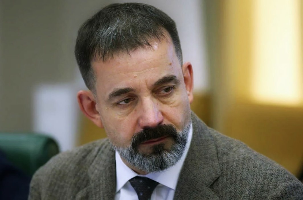 Дмитрий Певцов.
