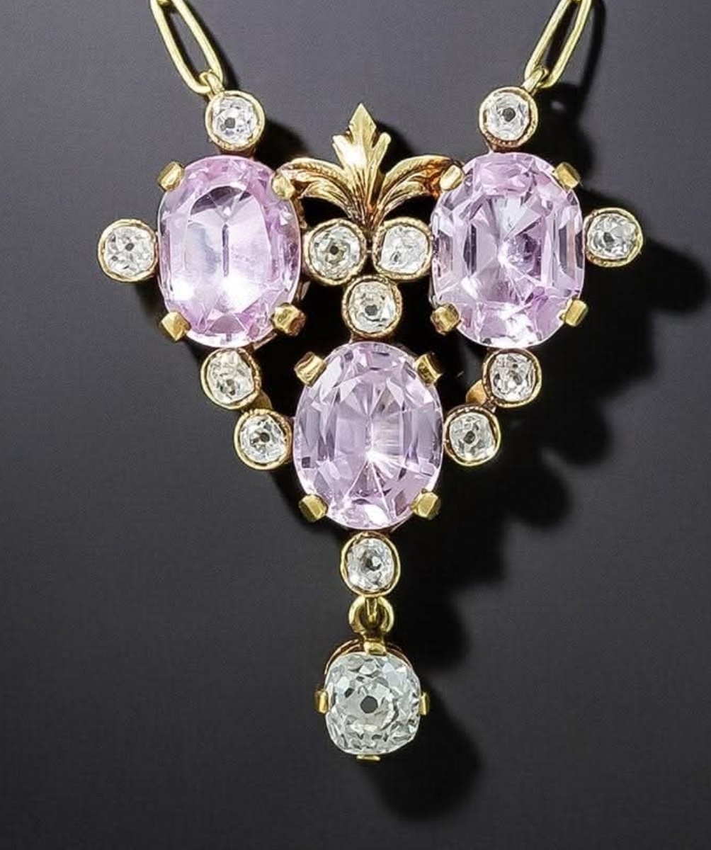 Колье с топазом и бриллиантами.