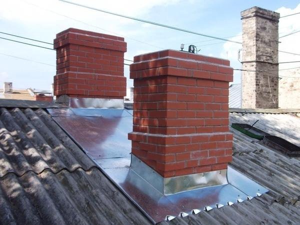 Кирпичная труба, которая ближе к нам, сложена ниже чем необходимо.