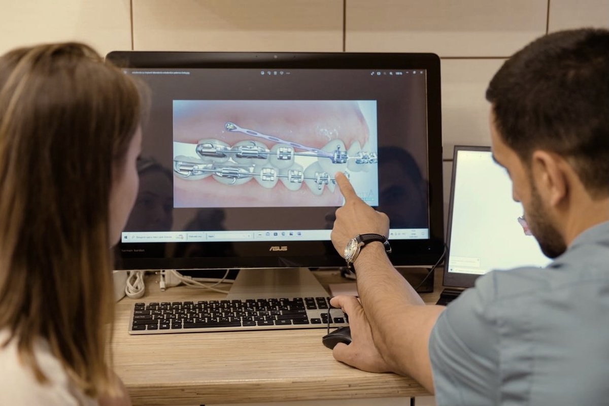 Сергей Суджаев, врач-ортодонт, основатель и главный врач ортодонтической клиники «Студия улыбки» за работой. 