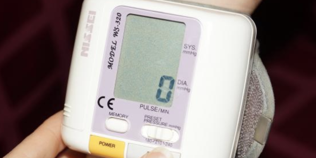 Давление 120/80, а сил нет: врач объяснил, почему тошнит и кружится при «идеальных» цифрах