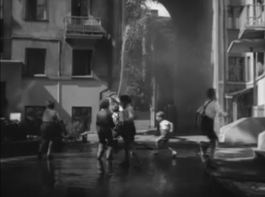 Кадр из фильма "Первоклассница" (1948)