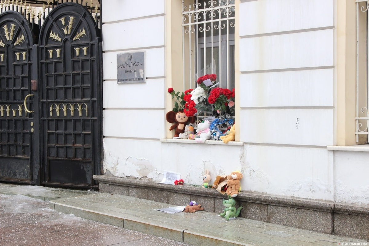     Цветы у посольства Ирана в Москве 15.00. 1 марта 2026 года    
Олег Константинов © ИА Красная Весна