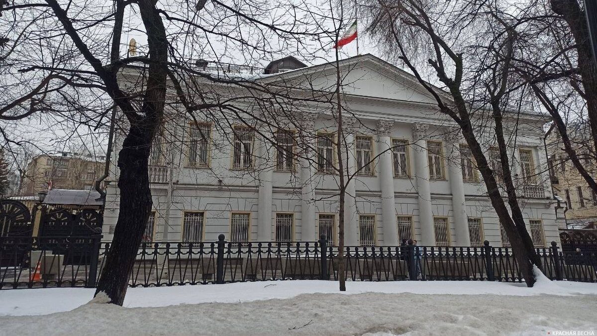     Приспущенный флаг у посольства Ирана в Москве.    
Олег Константинов © ИА Красная Весна