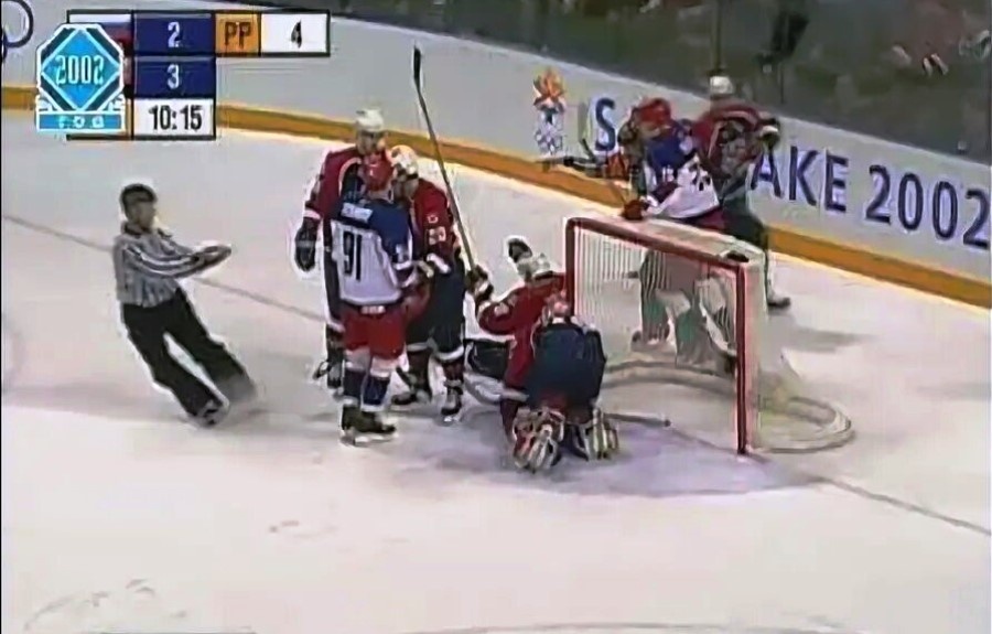 Кадр из того самого скандального матча Россия - США, когда по мнению многих экспертов, у России "украли" третий гол