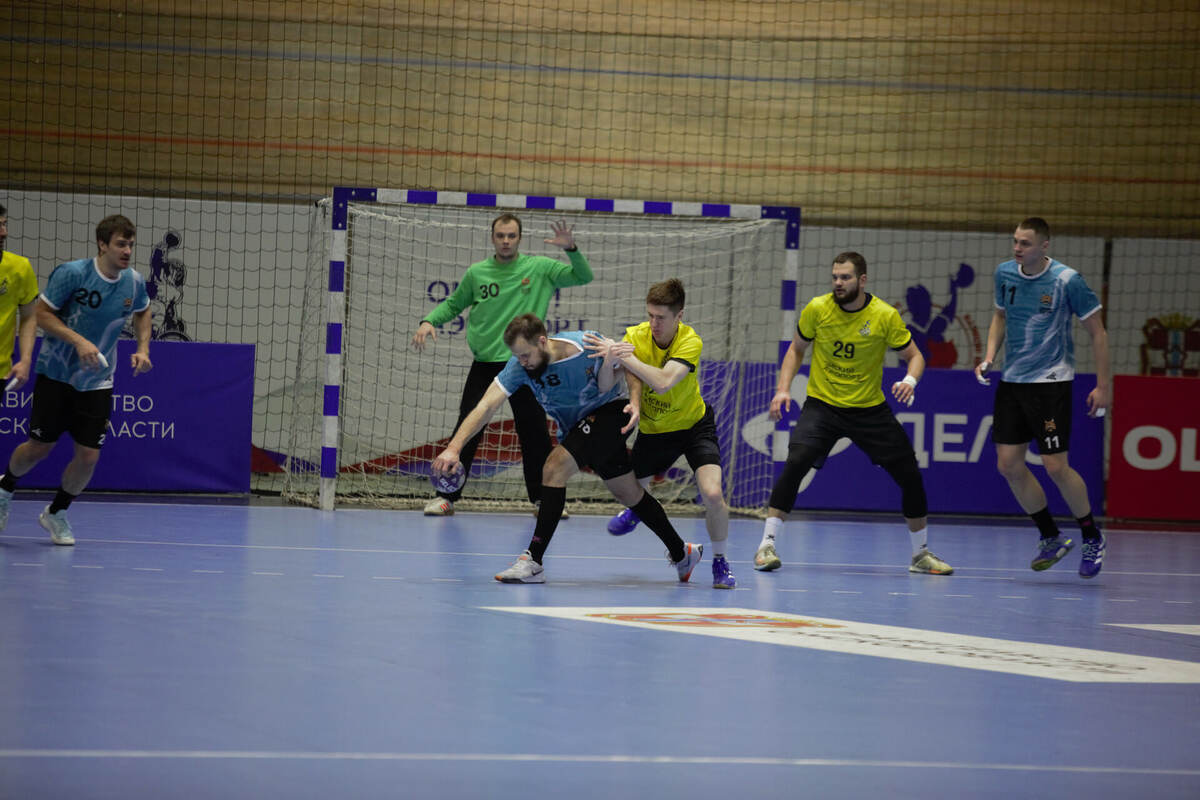    Владислав Мартыненко (№30) наблюдает за работой защитников