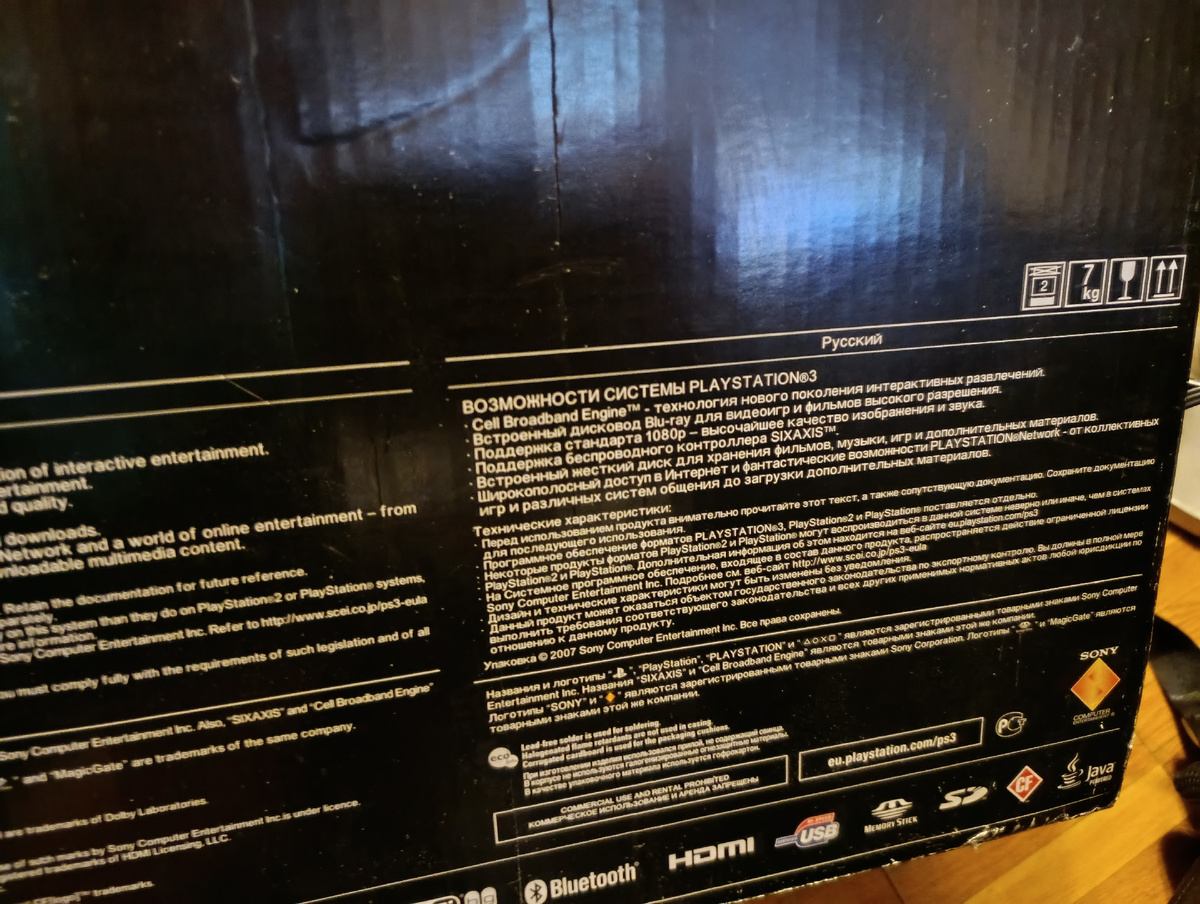 На самой коробке сзади написано, что данная модель поддерживает игры от PS1 и PS2. Но также тут есть предупреждение, что игры от данных приставок могут работать иначе или не работать вовсе.