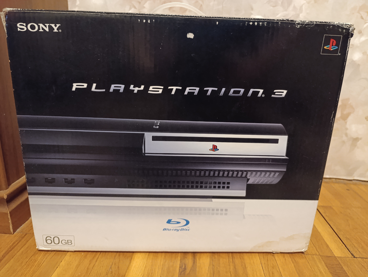 PS3 FAT CECHC08, что официально продавалась в России и странах СНГ в 2007 году. Коробка от неё.