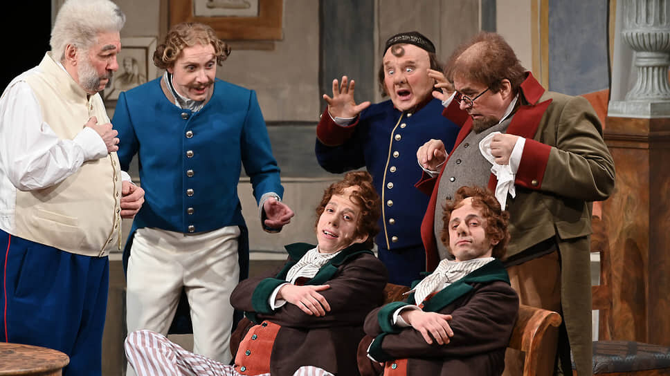 Персонажей «Ревизора» Валерий Фокин показывает утрированным почтением к реалиям гоголевских времен.📷Фото: Владимир Постнов / пресс-служба Александринского театра