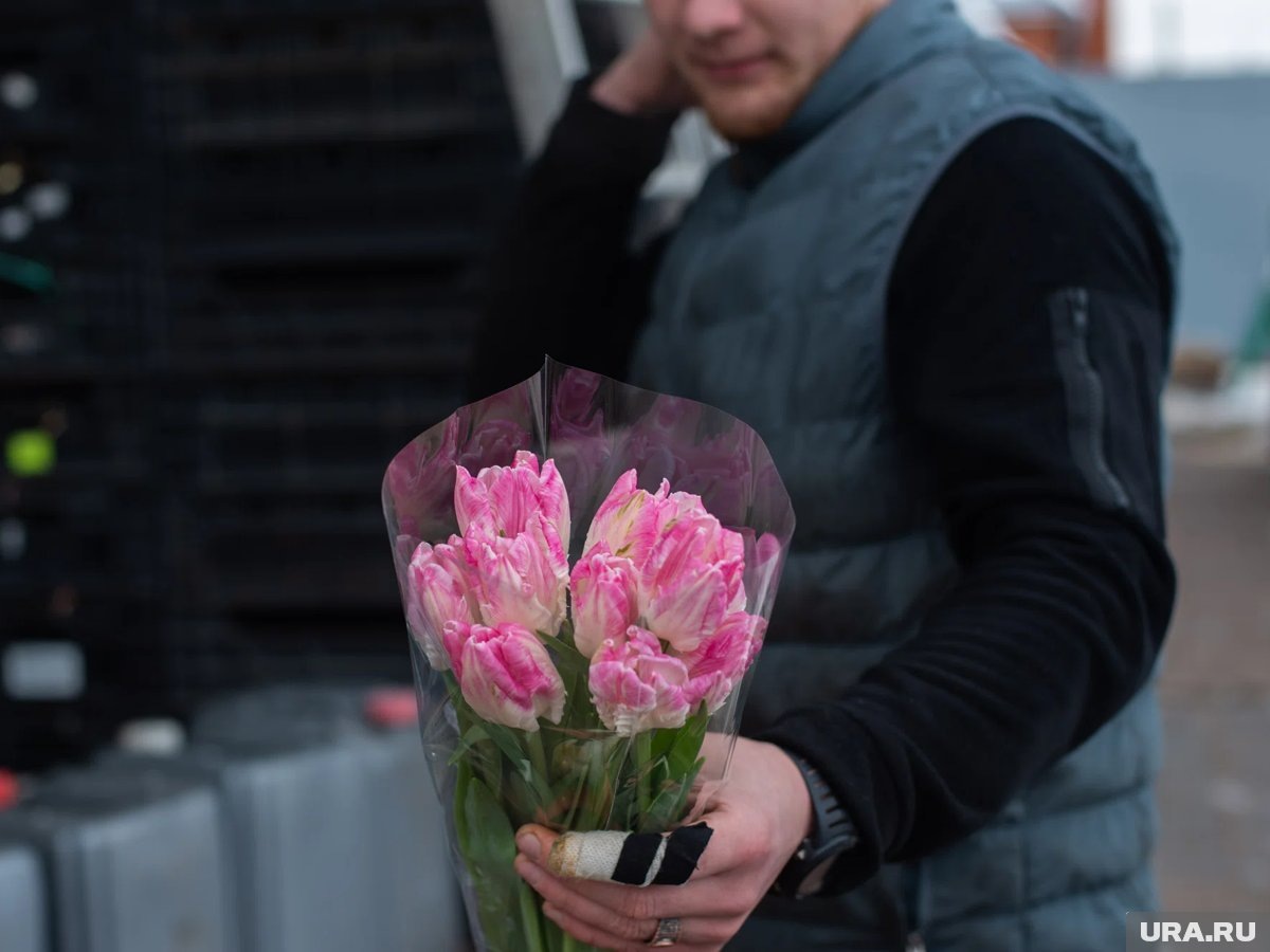    Изначально праздник был политическим: на собраниях говорили о правах женщин, их роли в строительстве коммунизма