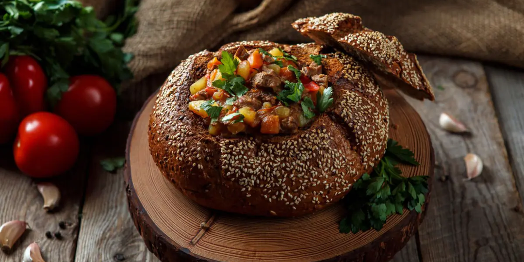 Рецепт: "Мясная симфония: пышный хлебный горшочек с тушеным мясом и овощами"🍞🥩✨