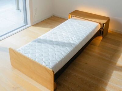    Кровать Roll исчезает в тумбочке за 30 секунд