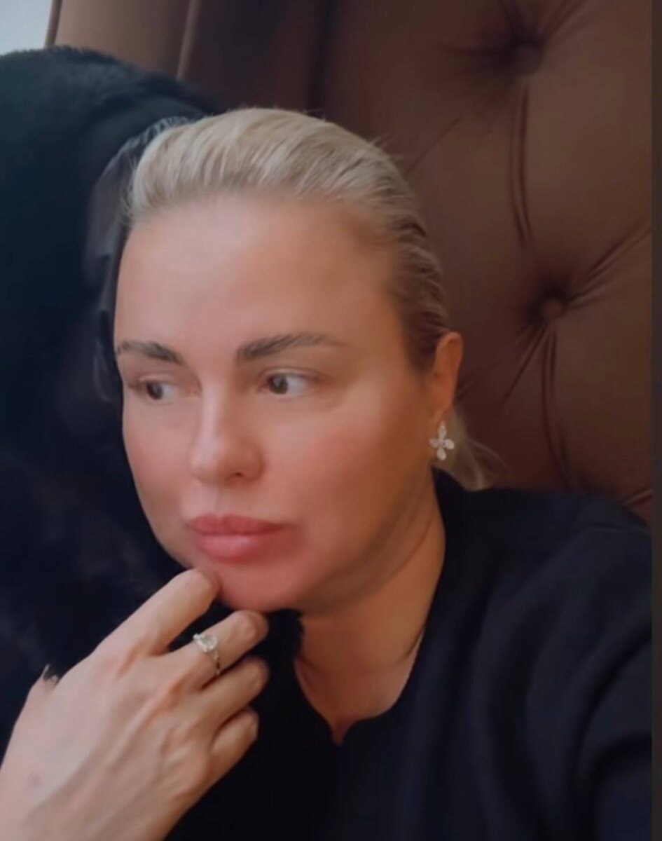 Расстроенная Анна Семенович из-за задержки рейса в аэропорту Краснодара. Фото: соцсети