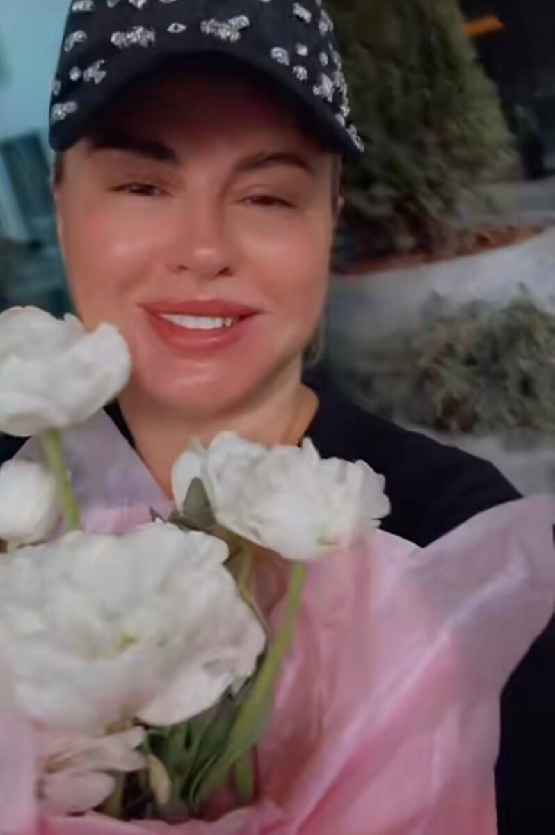 Анна Семенович начала день рождения с цветов. Фото: соцсети