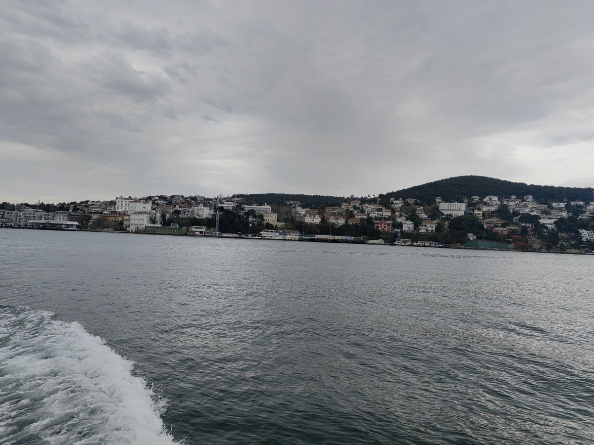 Вид с моря на острова (листай вправо)