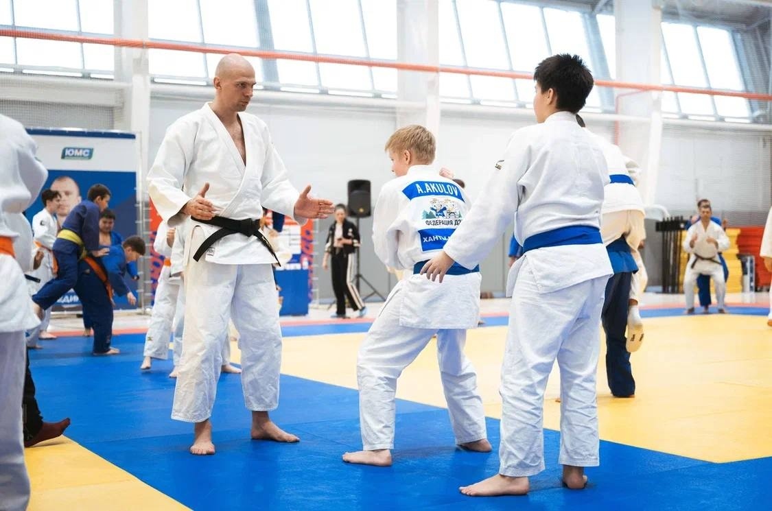    Призеры чемпионатов мира провели мастер-класс для юных югорских дзюдоистов
