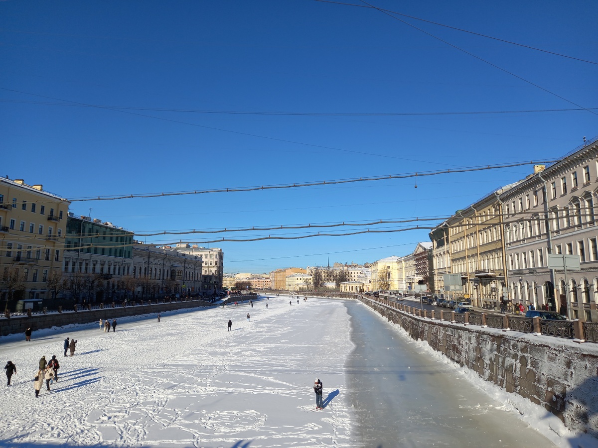 Февраль. Народ активно гулял по всему замёрзшему. Я один раз в жизни вышла на лёд Фонтанки, но с определённой целью - дойти до Чижика-пыжика, было это давно, мороз был сильнее, лёд прочнее. А какое небо было в феврале!