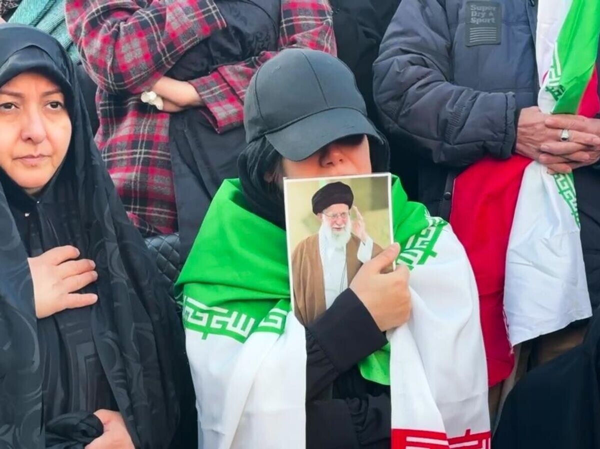    Участники митинга памяти погибшего верховного лидера Ирана аятоллы Али Хаменеи в Тегеране. Стоп-кадр видео | © РИА Новости