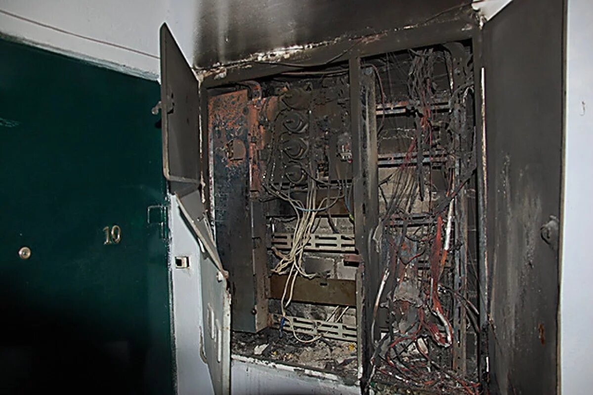    В рязанской пятиэтажке из-за протекания крыши случилось возгорание