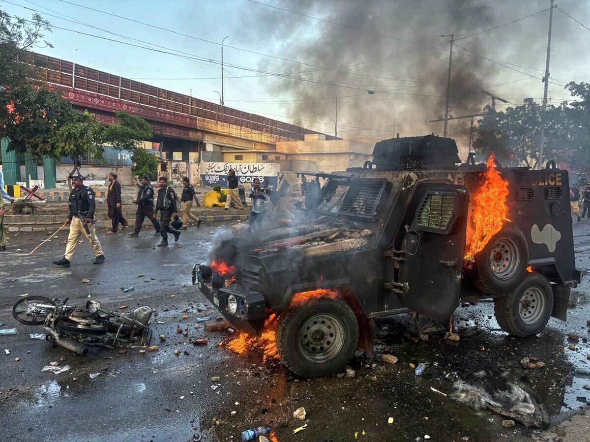    Полицейский бронеавтомобиль, подожженный протестующими в Карачи, Пакистан | © AP Photo / Muhammad Farooq