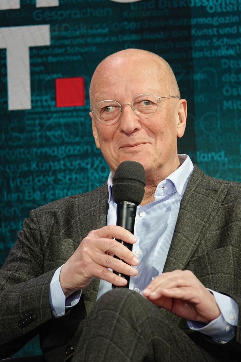 Недавнее фото Роже Де Век (Roger De Weck), которое взято из Википедии