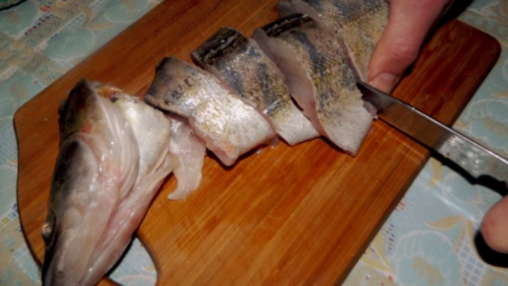 При разделке и чистке рыбы нужно быть внимательными