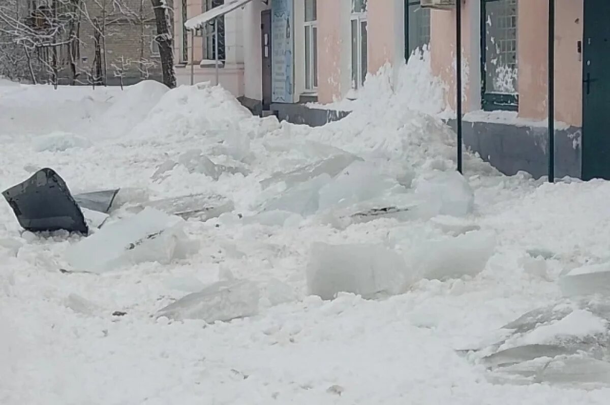    С крыш домов в Засвияжском районе падают ледяные глыбы