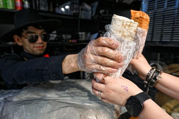    Золотой вертел 2029: почему шаурма стала индикатором роскоши и как мы потеряли доступный стритфуд.