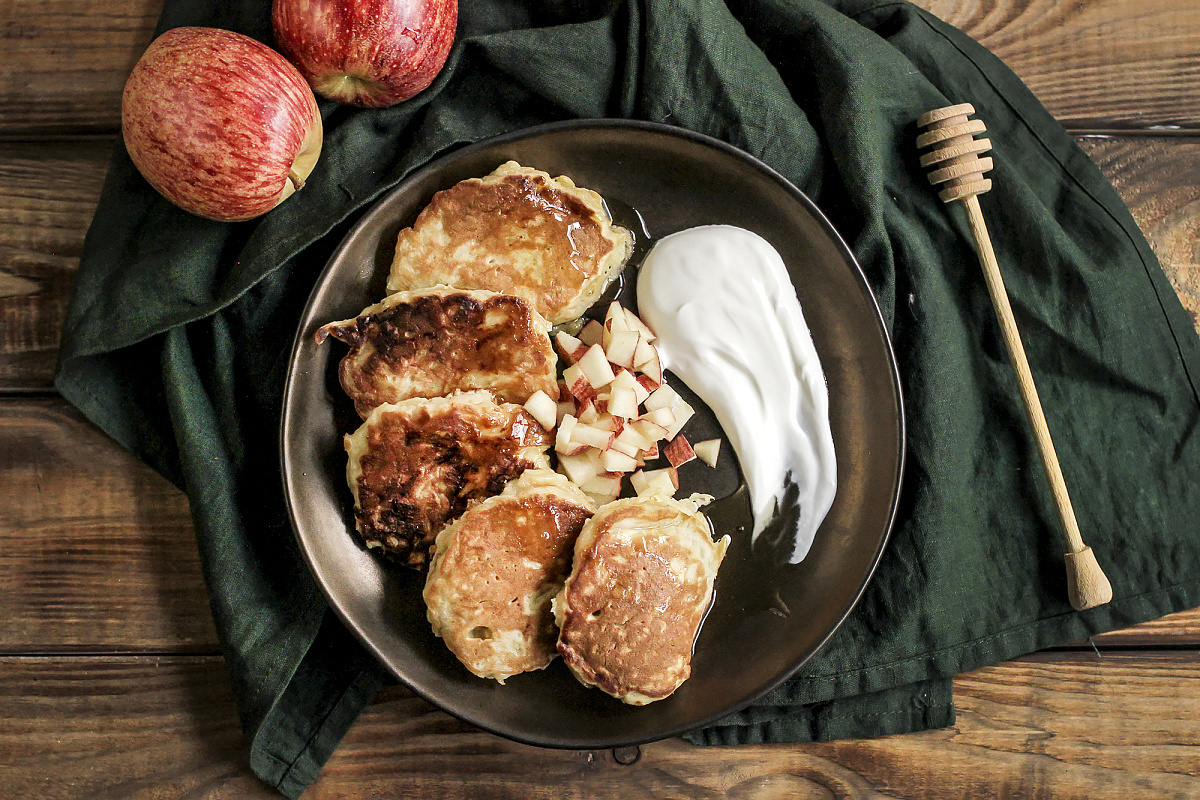Яблочные оладьи со сметаной и медом
