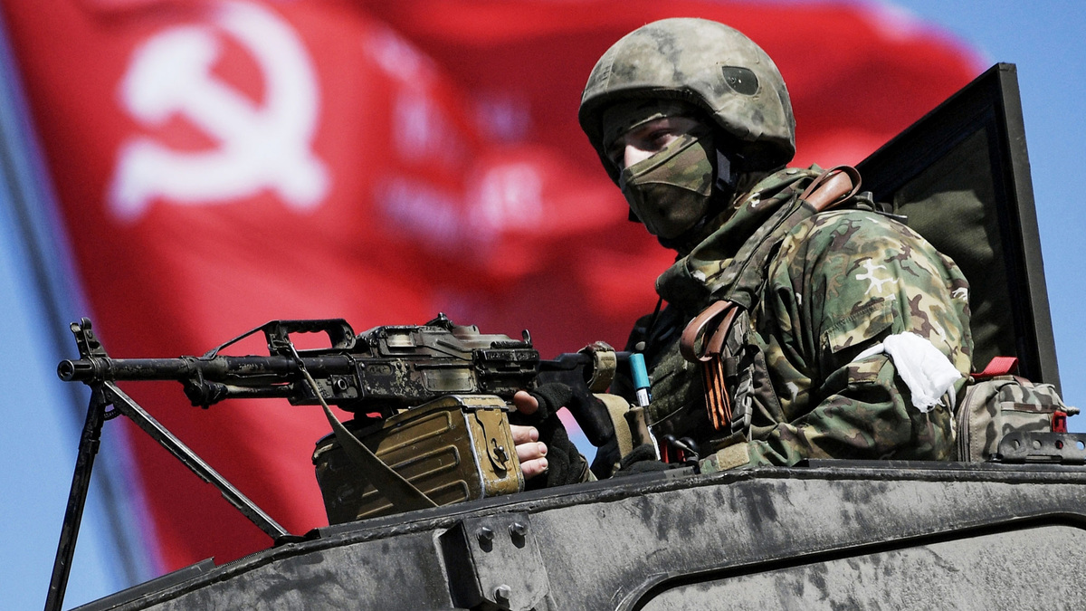    Военнослужащий Росгвардии штурмовой флаг 150-й ордена Кутузова II степени Херсон 2022 РИА