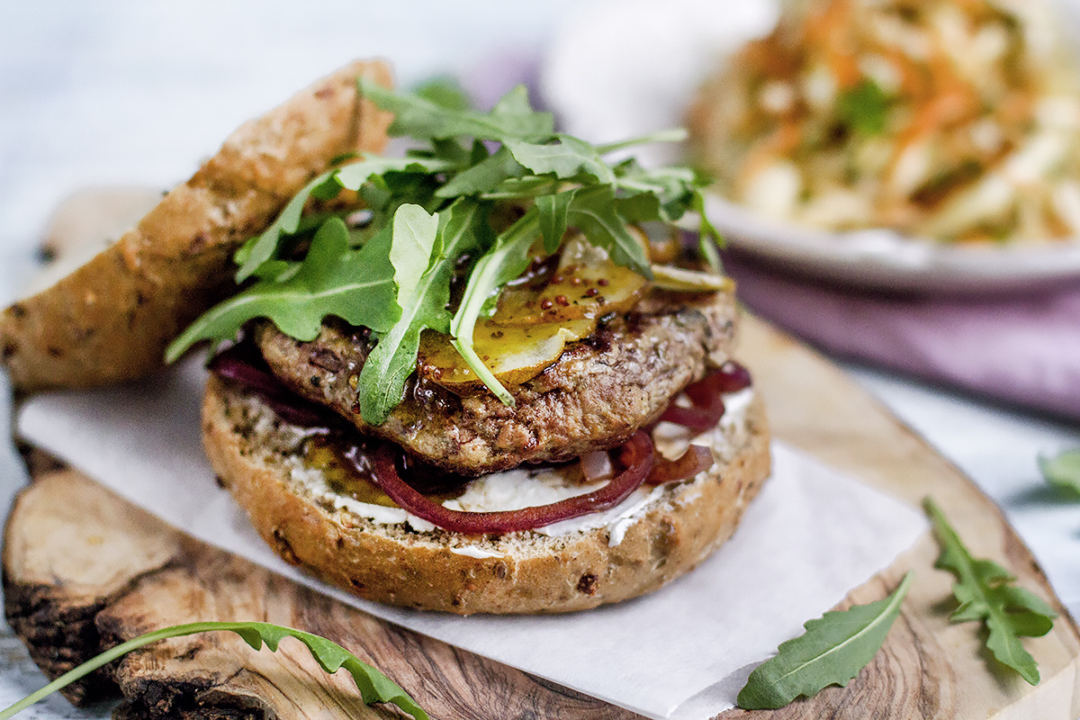 Легендарный бургер с уткой, карамельной грушей и творожным сыром