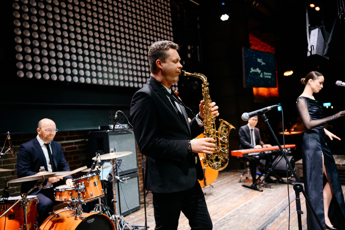 Очередной выезд джазового ансамбля JazzPlay в Казань стал по-настоящему особенным: накануне концерта все билеты были раскуплены, и это говорит о том, насколько популярна эта джазовая группа среди любителей качественной музыки. Коллектив вновь собрал полный зал, а его выступление стало одним из самых ярких событий весеннего сезона, ведь именно в этот день музыканты решили подарить городу романтическое настроение и атмосферу любви.