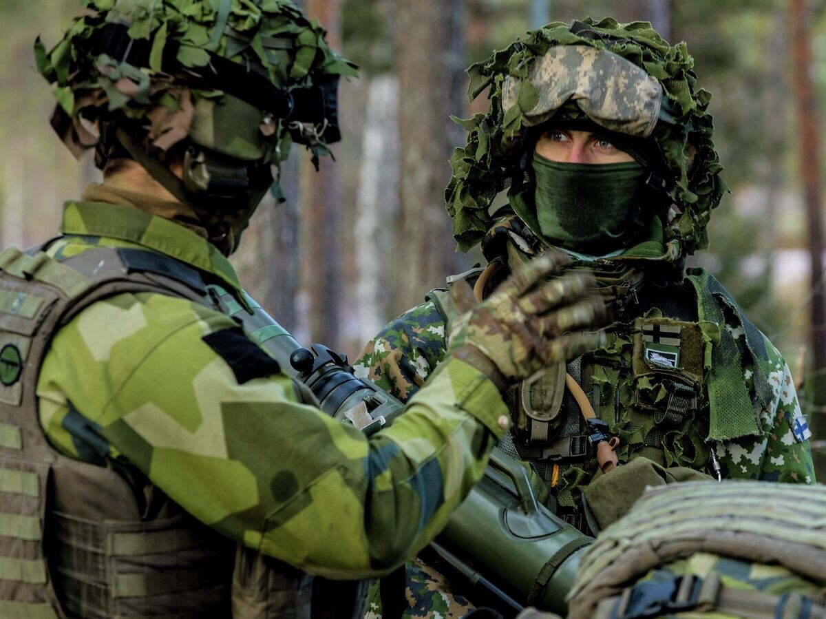    Шведский и финский военнослужащие во время совместных учений | © Фото : Finnish Defence Forces