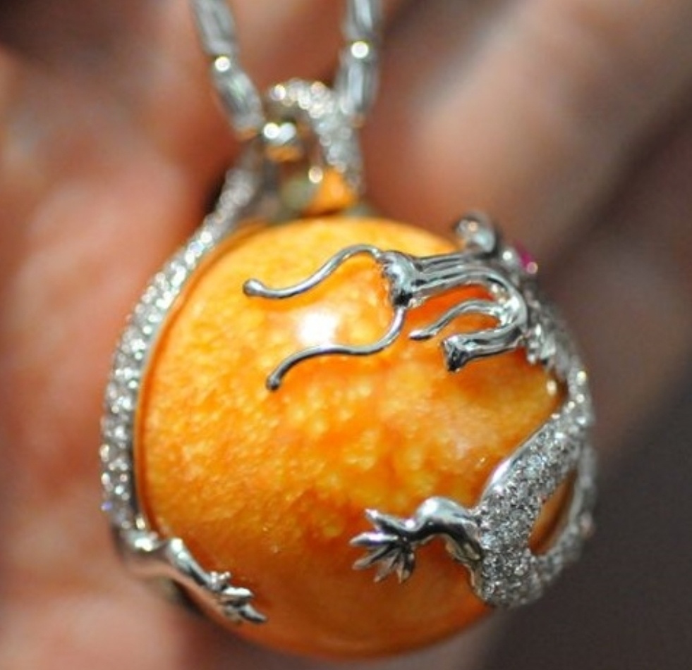 Подвеска с драконом.