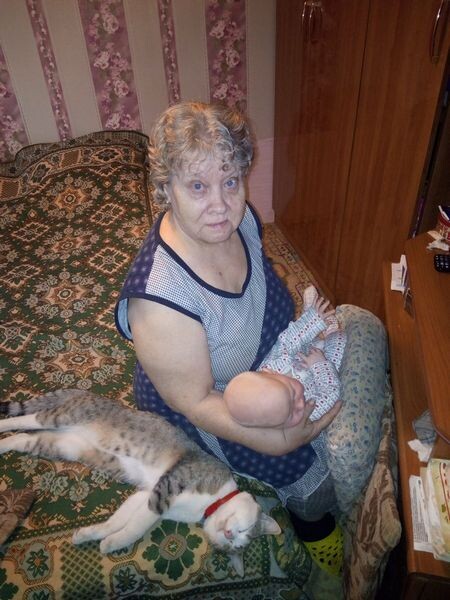 бабушка с внуком и котиком